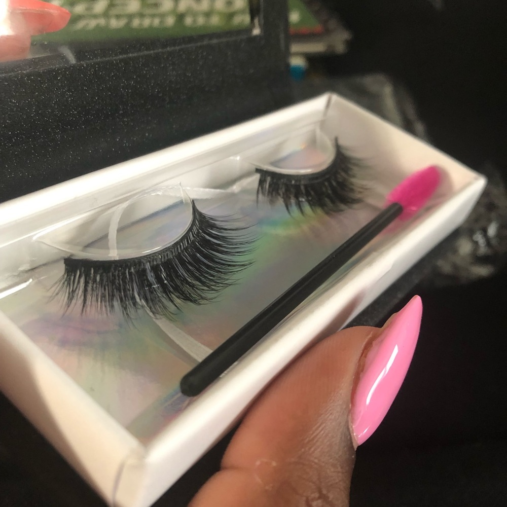 Lashes - Picture 2 of 3